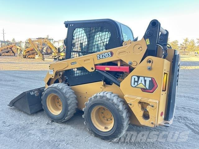 CAT 242D3 لوادر انزلاقية التوجيه