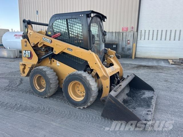 CAT 242D3 لوادر انزلاقية التوجيه