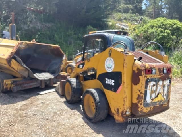 CAT 246C لوادر انزلاقية التوجيه