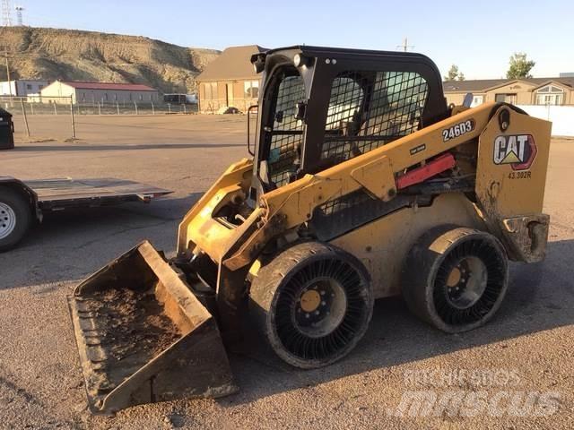 CAT 246D3 لوادر انزلاقية التوجيه