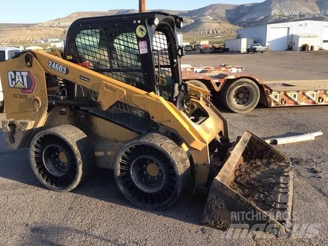 CAT 246D3 لوادر انزلاقية التوجيه