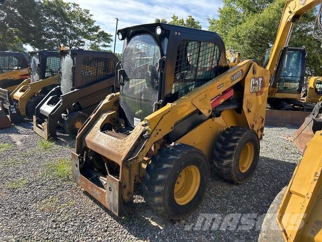 CAT 246D3 لوادر انزلاقية التوجيه