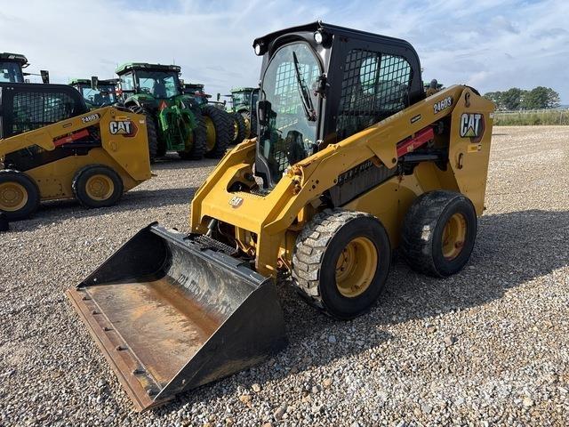 CAT 246D3 لوادر انزلاقية التوجيه