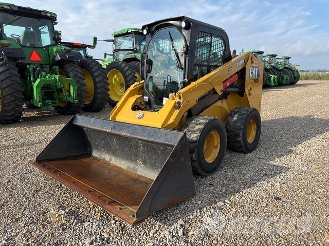 CAT 246D3 لوادر انزلاقية التوجيه