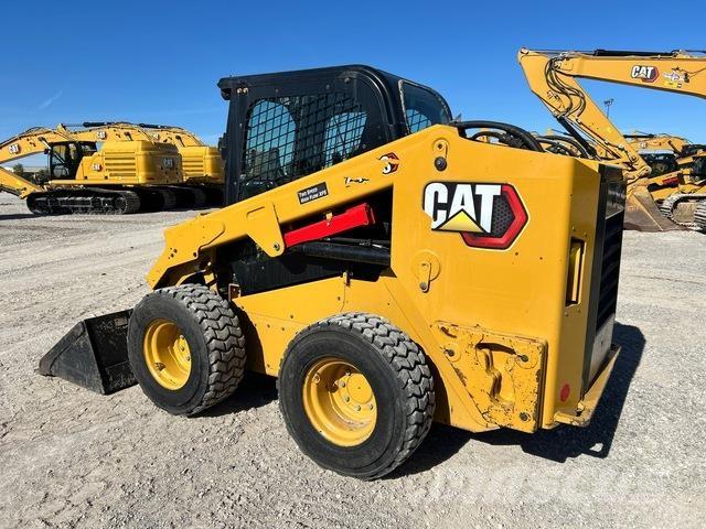 CAT 246D3 لوادر انزلاقية التوجيه