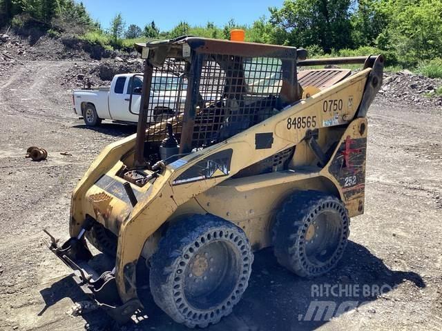 CAT 252 لوادر انزلاقية التوجيه