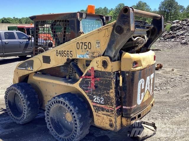 CAT 252 لوادر انزلاقية التوجيه