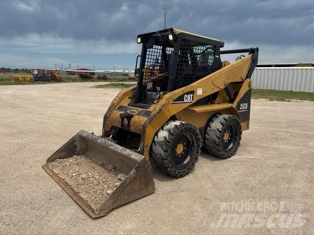 CAT 252B لوادر انزلاقية التوجيه