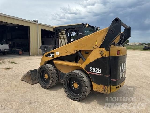 CAT 252B لوادر انزلاقية التوجيه