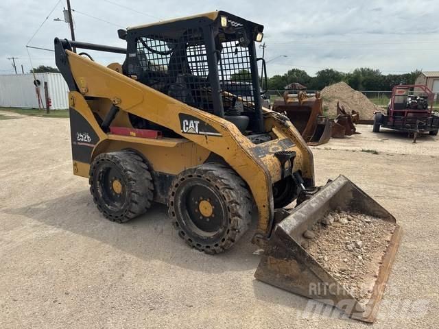 CAT 252B لوادر انزلاقية التوجيه