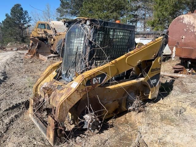 CAT 252B3 لوادر انزلاقية التوجيه
