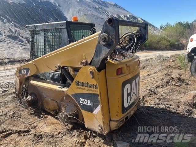 CAT 252B3 لوادر انزلاقية التوجيه