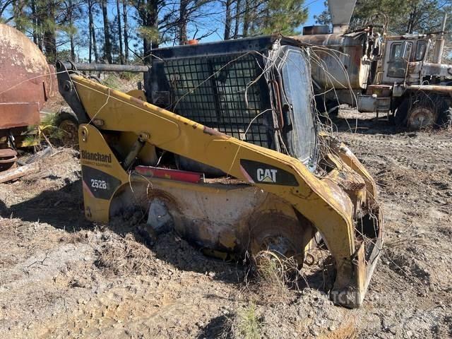 CAT 252B3 لوادر انزلاقية التوجيه