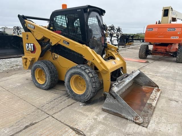 CAT 262D3 لوادر انزلاقية التوجيه