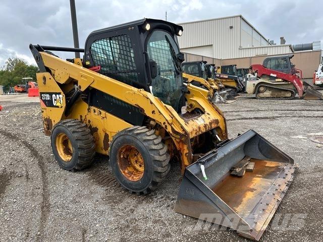 CAT 272D2 لوادر انزلاقية التوجيه