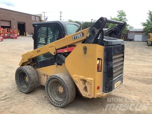 CAT 272D3 لوادر انزلاقية التوجيه