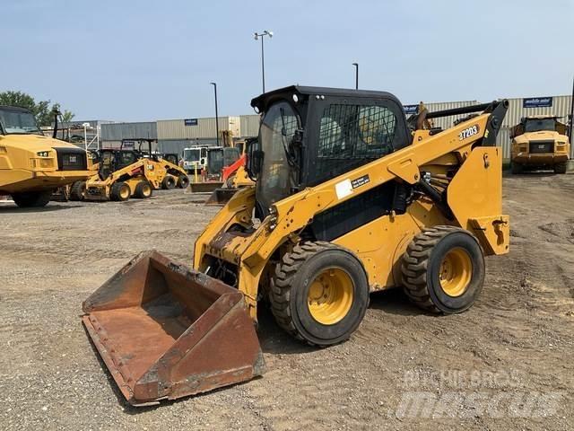 CAT 272D3 لوادر انزلاقية التوجيه
