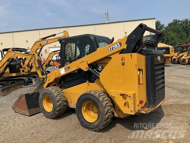 CAT 272D3 لوادر انزلاقية التوجيه