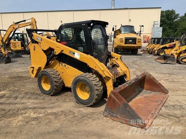 CAT 272D3 لوادر انزلاقية التوجيه