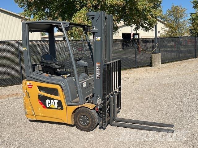 CAT 2ET2500 شاحنات ذات رافعات شوكية تعمل بالكهرباء