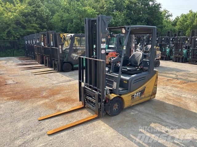 CAT 2ET3000 شاحنات ذات رافعات شوكية تعمل بالكهرباء