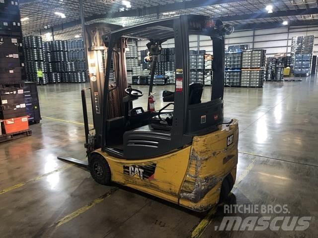 CAT 2ET3000 شاحنات ذات رافعات شوكية تعمل بالكهرباء