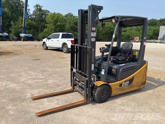 CAT 2ET3000 شاحنات ذات رافعات شوكية تعمل بالكهرباء