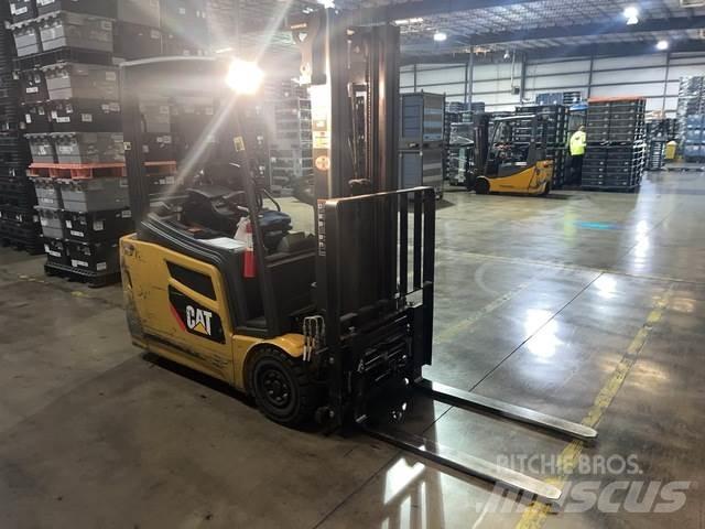 CAT 2ET3000 شاحنات ذات رافعات شوكية تعمل بالكهرباء