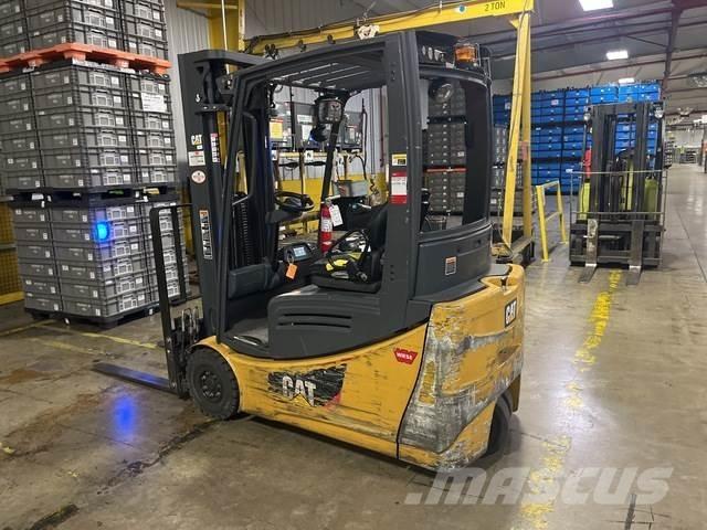CAT 2ET3000 شاحنات ذات رافعات شوكية تعمل بالكهرباء