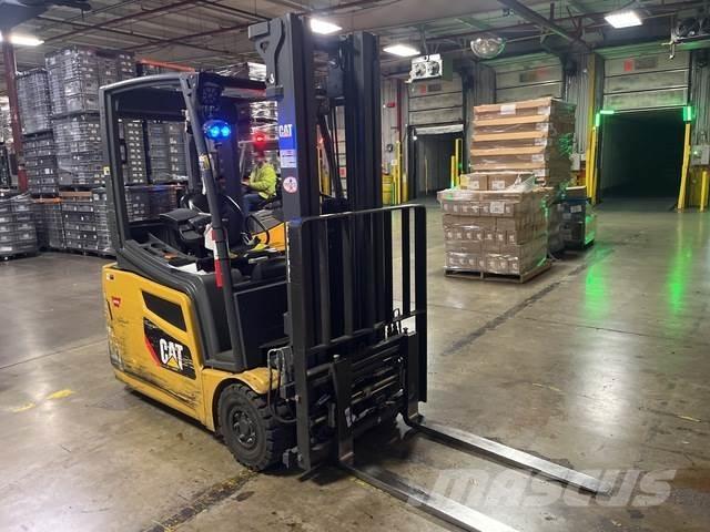 CAT 2ET3000 شاحنات ذات رافعات شوكية تعمل بالكهرباء