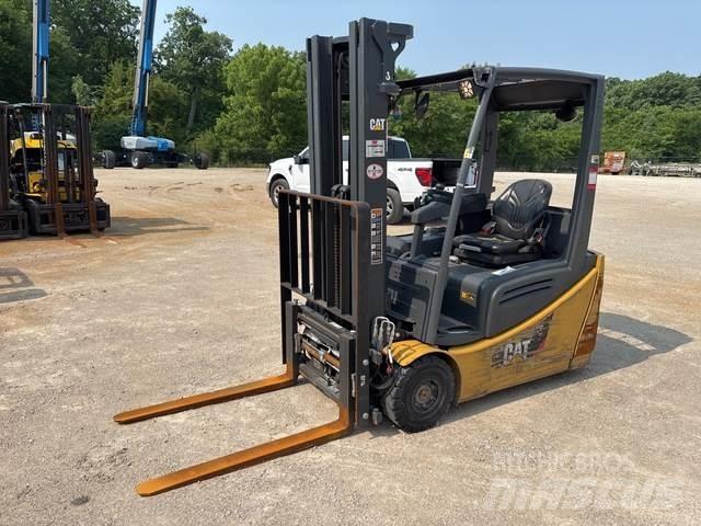 CAT 2ET3000 شاحنات ذات رافعات شوكية تعمل بالكهرباء