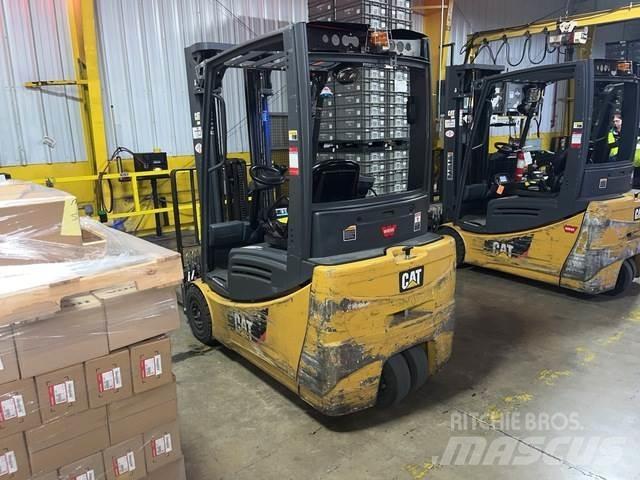CAT 2ET3000 شاحنات ذات رافعات شوكية تعمل بالكهرباء