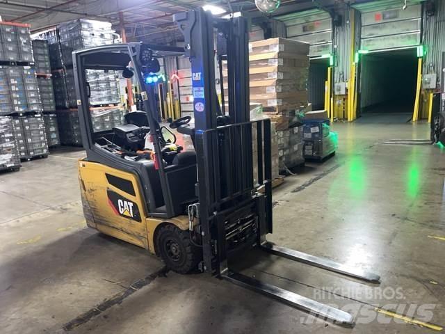 CAT 2ET3000 شاحنات ذات رافعات شوكية تعمل بالكهرباء