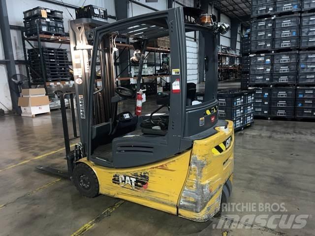 CAT 2ET3000 شاحنات ذات رافعات شوكية تعمل بالكهرباء