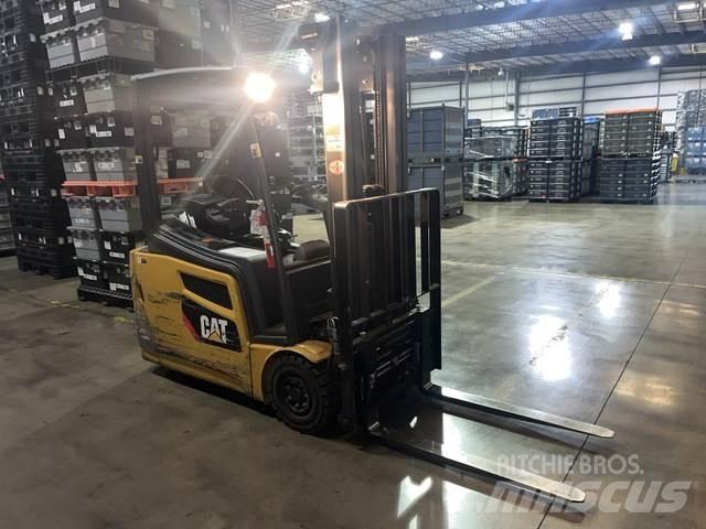 CAT 2ET3000 شاحنات ذات رافعات شوكية تعمل بالكهرباء