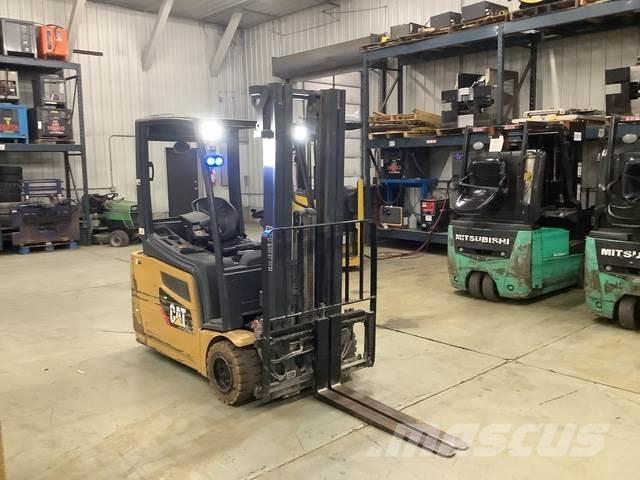 CAT 2ET4000 شاحنات ذات رافعات شوكية تعمل بالكهرباء