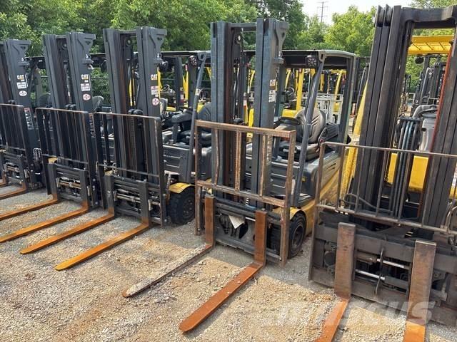 CAT 2ET4000 شاحنات ذات رافعات شوكية تعمل بالكهرباء