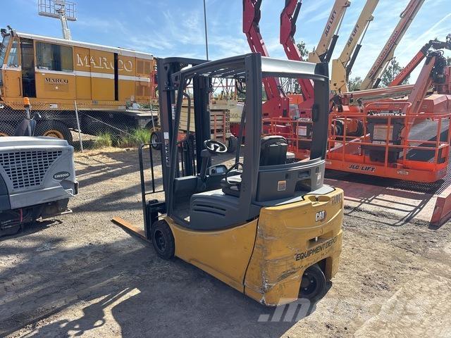 CAT 2ET4000 شاحنات ذات رافعات شوكية تعمل بالكهرباء