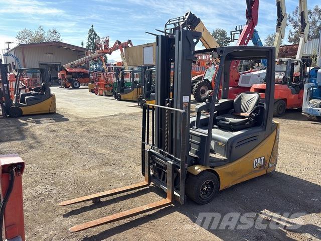 CAT 2ET4000 شاحنات ذات رافعات شوكية تعمل بالكهرباء