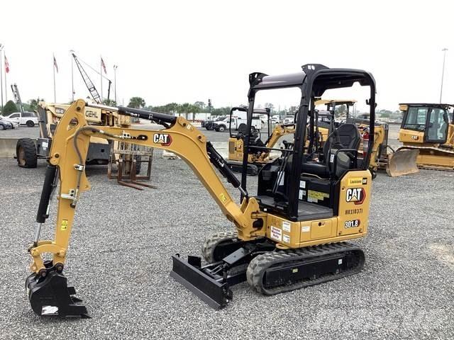 CAT 301.8 حفارات زحافة