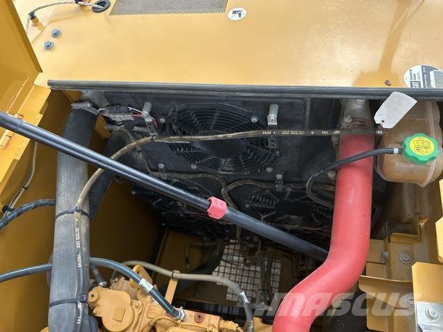 CAT 320GC حفارات زحافة