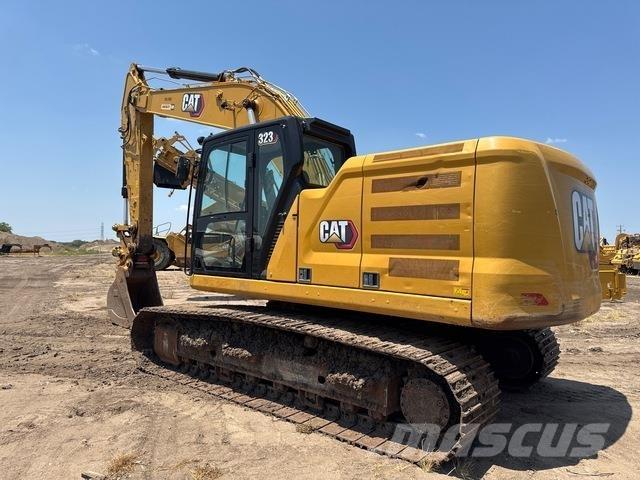 CAT 323 حفارات زحافة