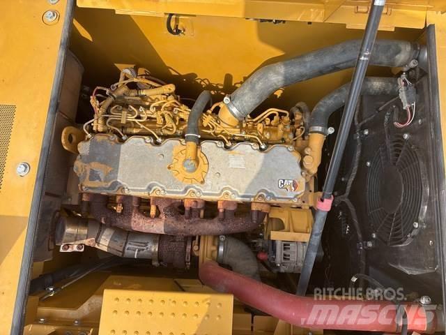 CAT 323GC حفارات زحافة