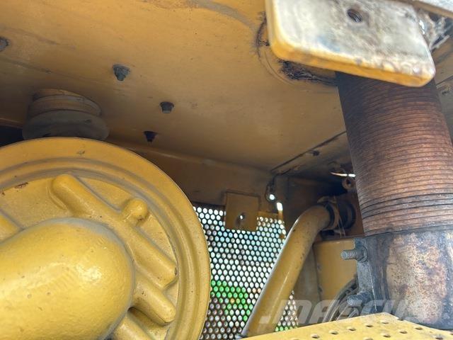 CAT 527 بلدوزرات مجنزرة