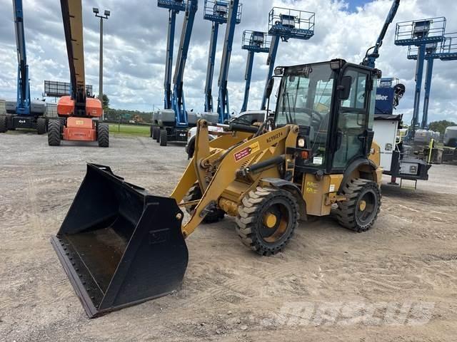 CAT 903D لوادر بعجل