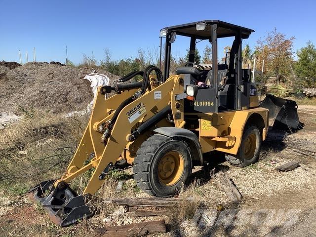 CAT 904B لوادر بعجل