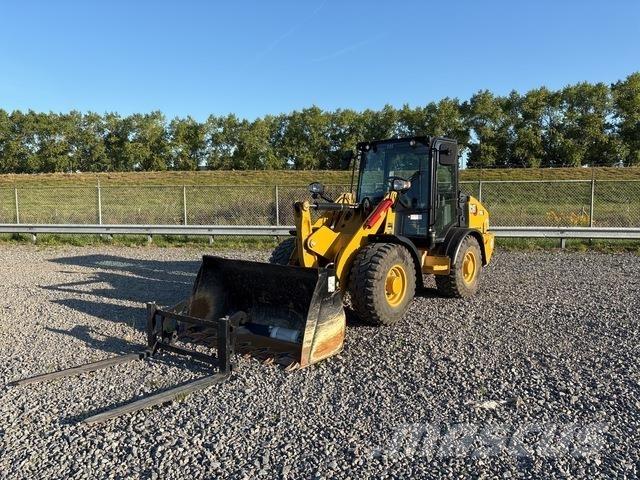 CAT 906 لوادر بعجل