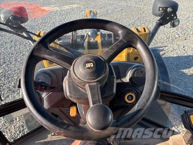 CAT 906 لوادر بعجل