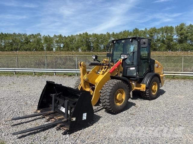 CAT 906 لوادر بعجل