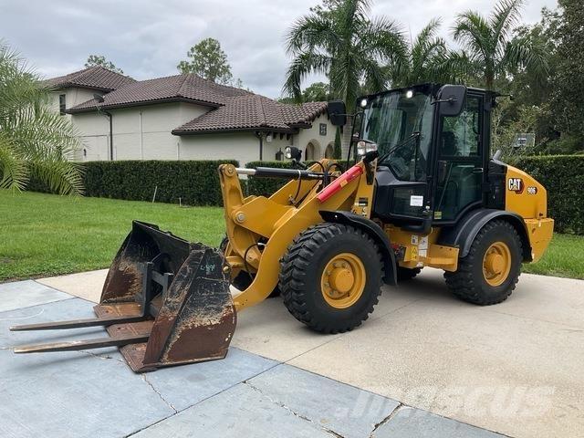 CAT 906 لوادر بعجل